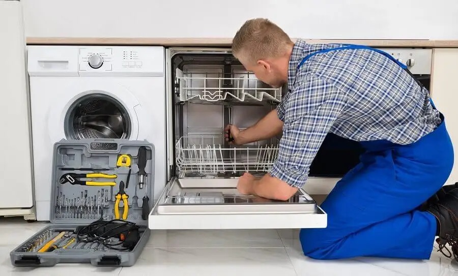 Kartal Smeg servisi teknisyen ekibi beyaz eşya tamiri yaparken